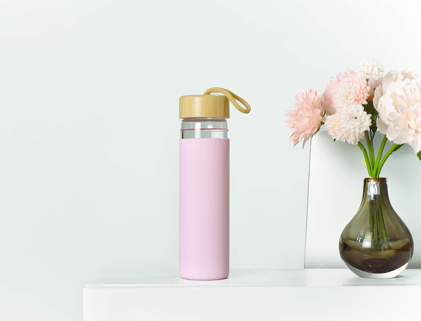 20 Oz Borosilicate Glass Water Bottle with Bamboo Lid and Silicone Sleeve – Reusable BPA Free Drinking Bottle with Lids - Cute Bottle for Women - Glass Shaker Bottle (Lavender Pink)